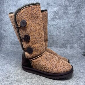 UGG Australia Bailey Button Triplet 1873 Leopard Sheepskin Boots Womens Sz 9